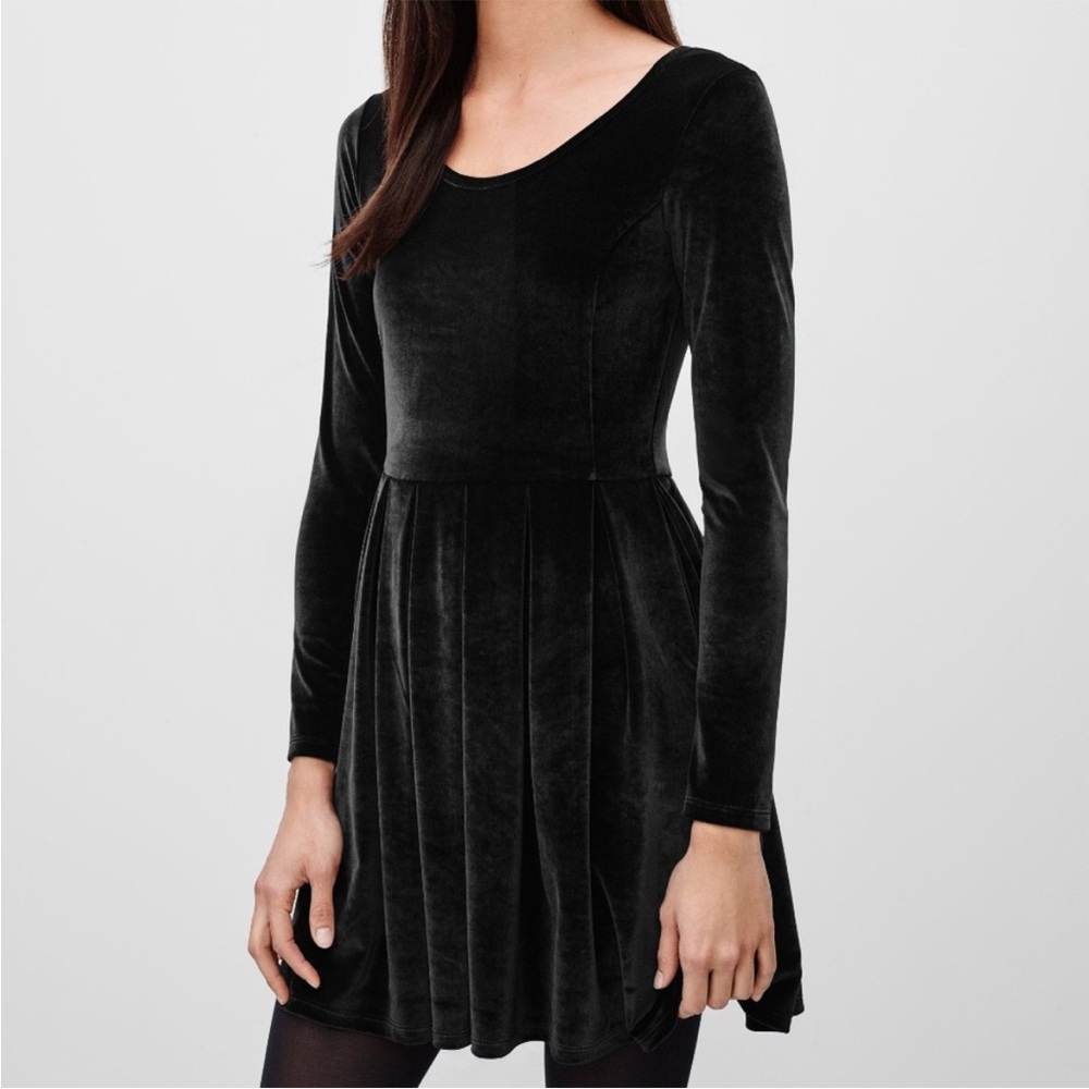Aritzia Talula Velvet Stretch Skater Pleated Dress Small